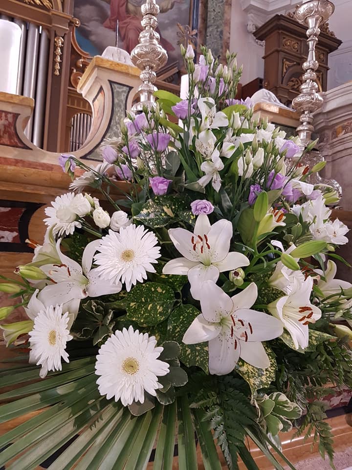 01 Allestimento Matrimonio Composizione Altare Det Gerbere Bianch e Lilium Lisianthus Viola e Bianchi Fioreria Bruseghini Besenello Trento